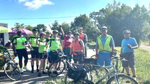 Group photo of cyclists ready to set off from Beggars Hollow